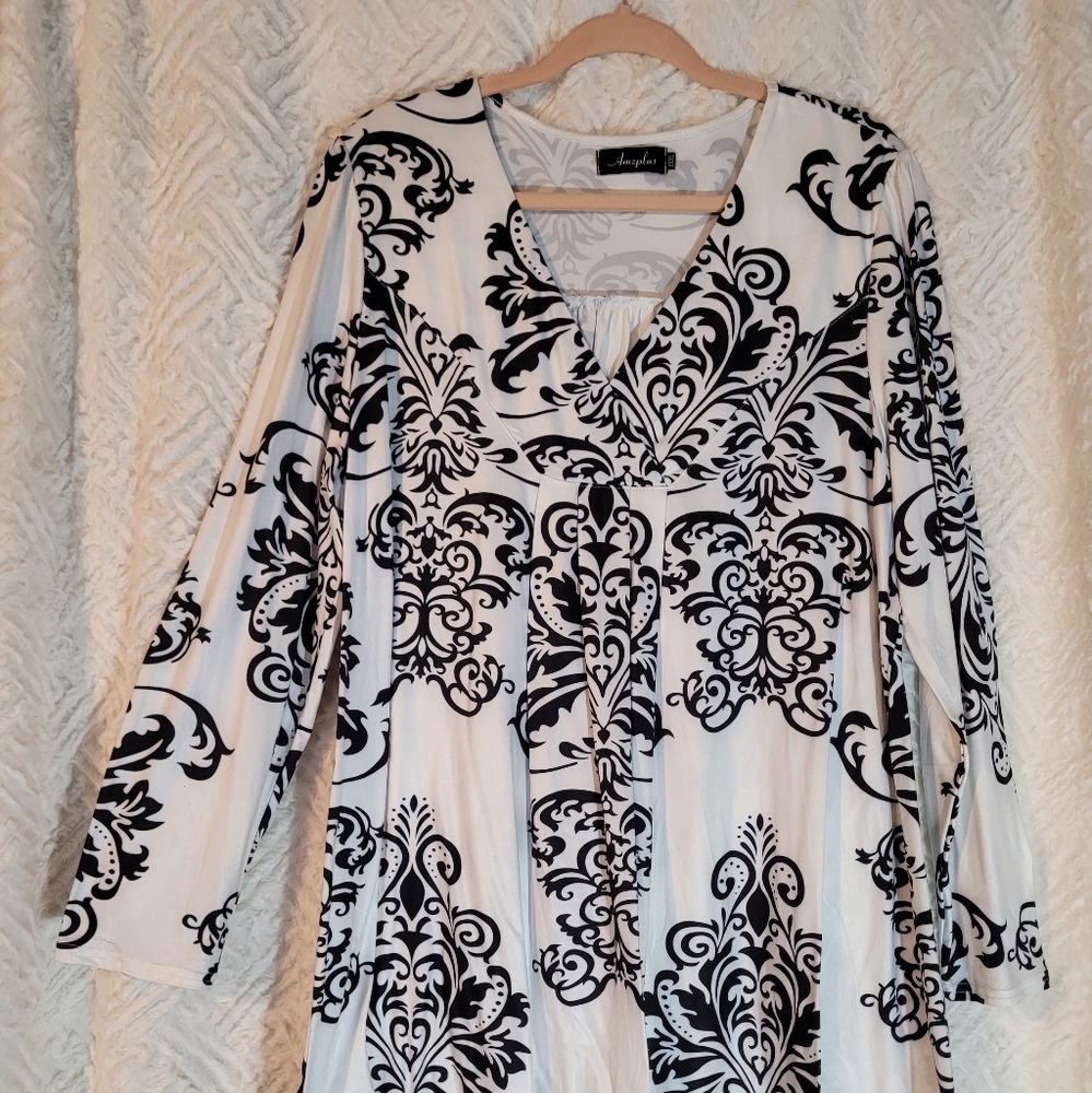 Black and White Fleur De Lei Patterned Top